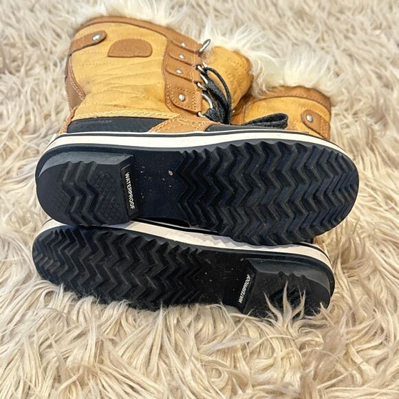 Sorel kids waterproof snow boots size 1 - Picture 9 of 10